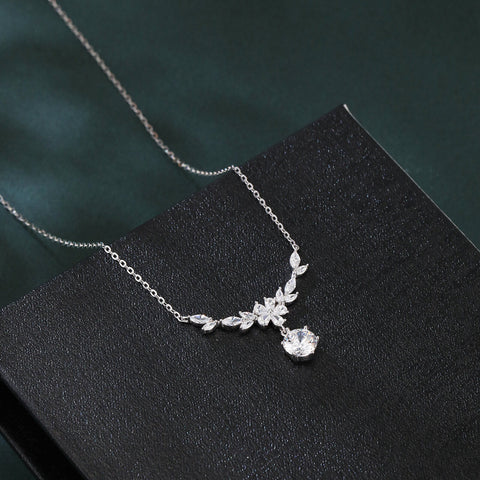 925 Sterling Silver Elegant Zircon Flower Necklace With Sparkling Silver Chain And Pendant