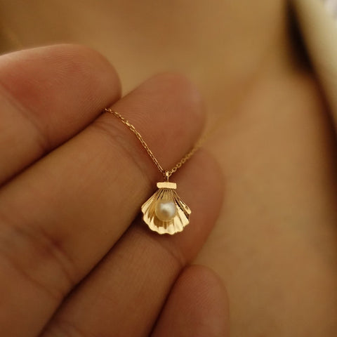 14K Gold Pearl SeaShell Pendant Necklace